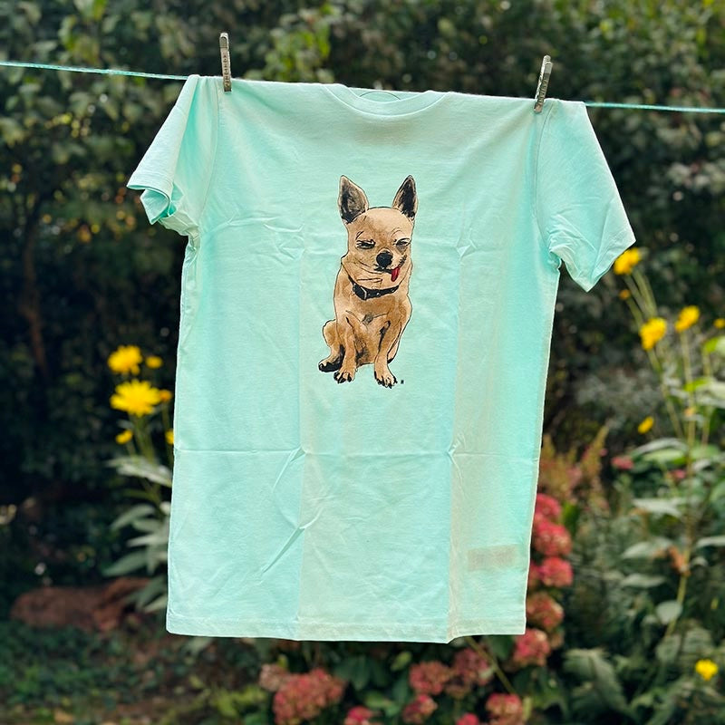 Chihuahua Kinder T-Shirt hängt auf einer Leine im Garten der Künstlerin