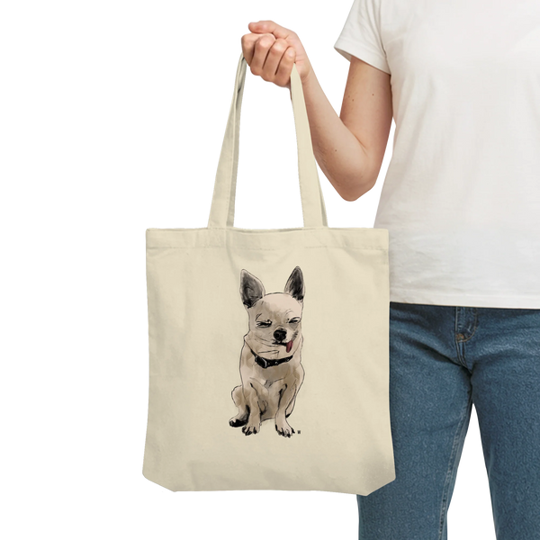 Weibliches Model hält Bio Baumwolltasche mit handgezeichneter Chihuahua-Illustration Schelm in Cremeweiß