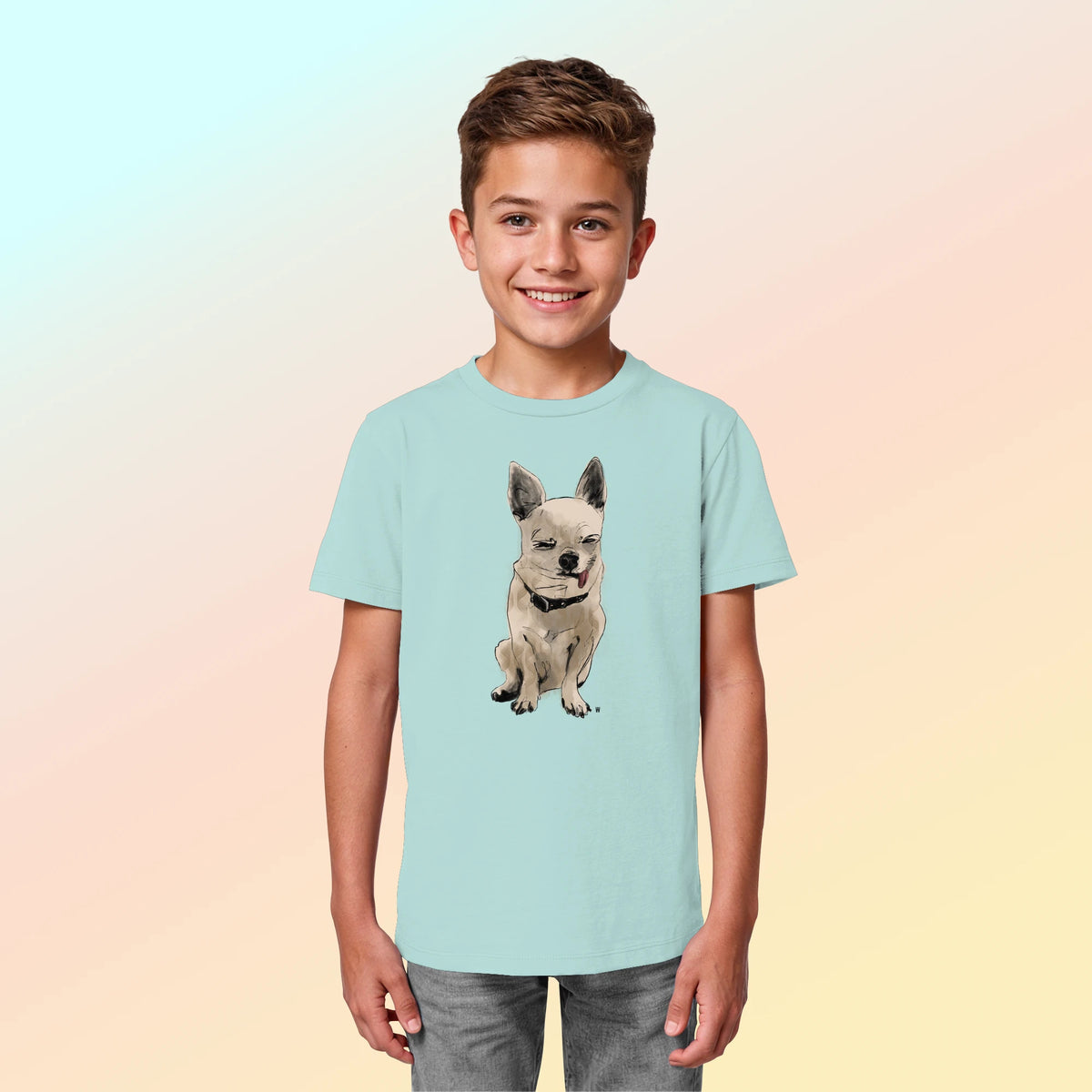 Kleiner Junge trägt Bio Kinder T-Shirt in Mintgrün mit handgezeichneter Chihuahua-Illustration Schelm 