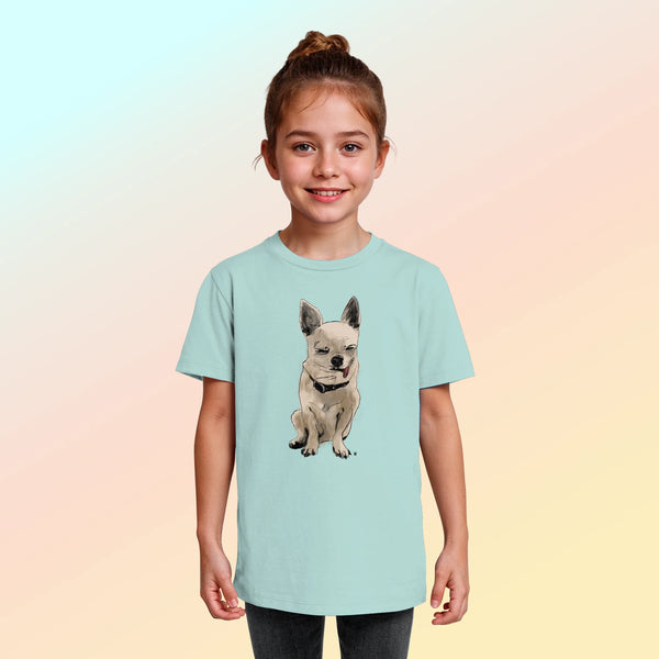 Kleines Mädchen trägt Bio Kinder T-Shirt in Mintgrün mit handgezeichneter Chihuahua-Illustration Schelm 