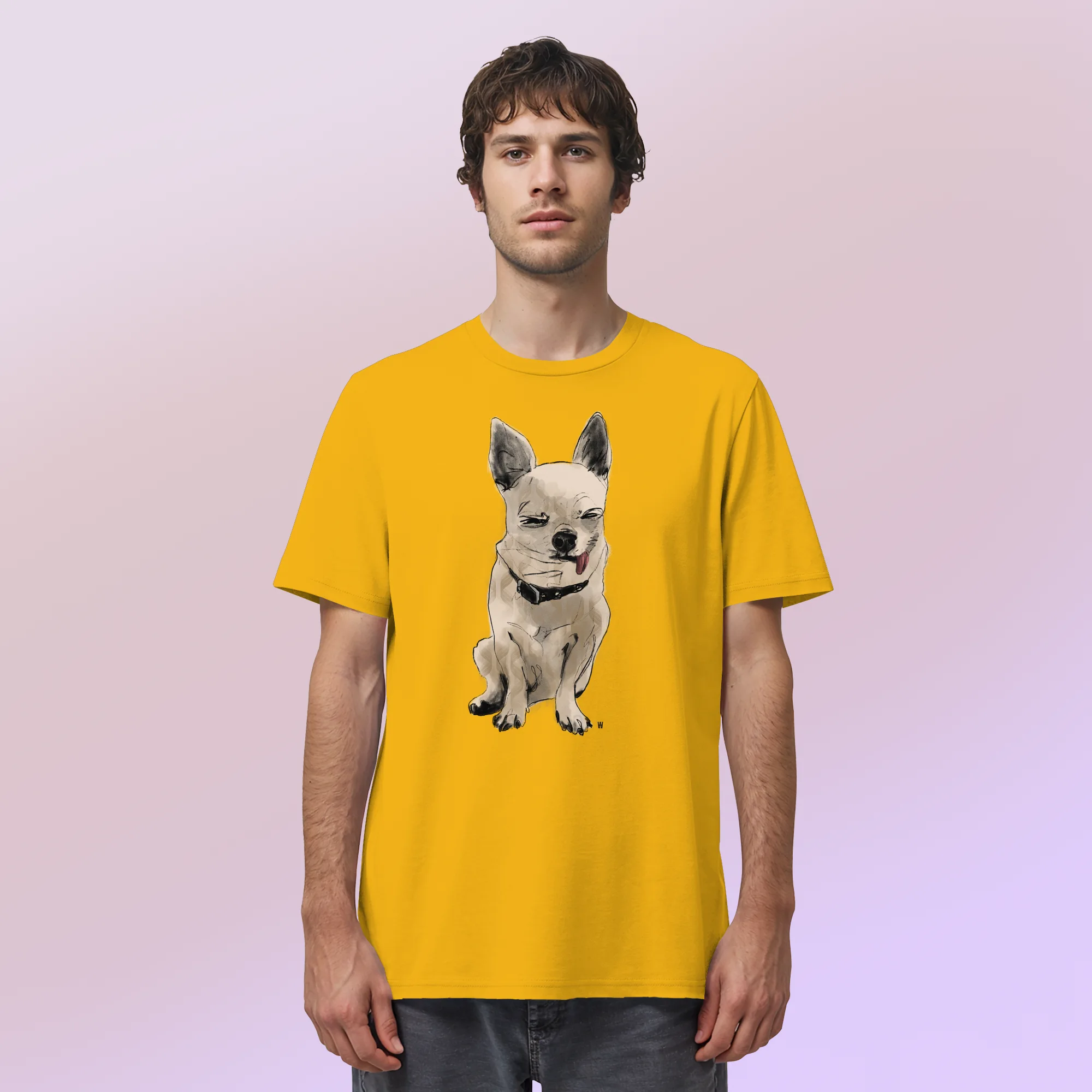 Ein männliches Model trägt die handgezeichnete Chihuahua-Illustration Schelm auf einem Bio-T-Shirt in Sonnengelb