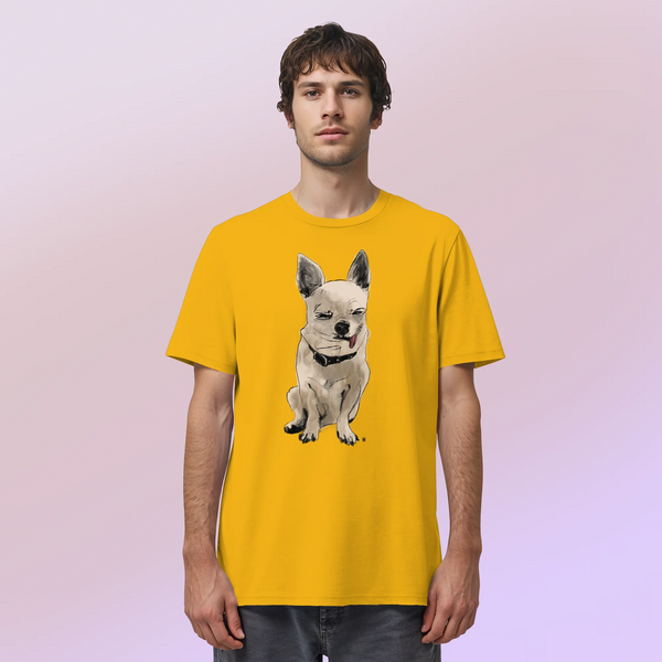 Ein männliches Model trägt die handgezeichnete Chihuahua-Illustration Schelm auf einem Bio-T-Shirt in Sonnengelb