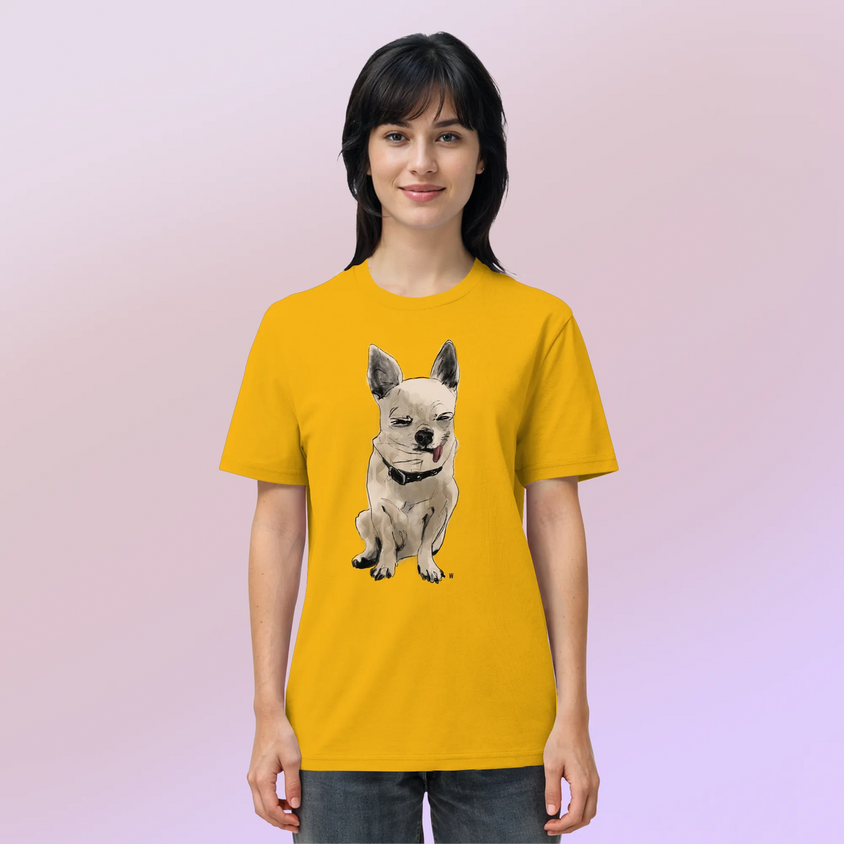 Ein weibliches Model trägt die handgezeichnete Chihuahua-Illustration Schelm auf einem Bio-T-Shirt in Sonnengelb