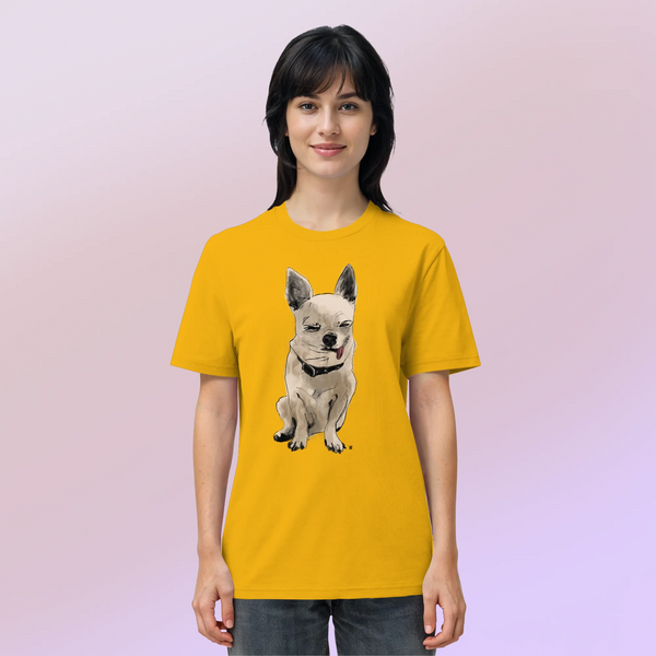 Ein weibliches Model trägt die handgezeichnete Chihuahua-Illustration Schelm auf einem Bio-T-Shirt in Sonnengelb