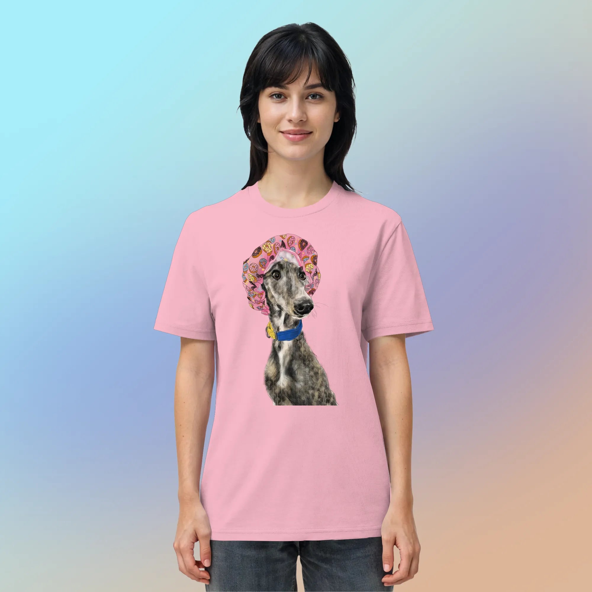 Junge hübsche Frau trägt die handgezeichnete Galgo Illustration Hope auf einem Bio-T-Shirt in Pink