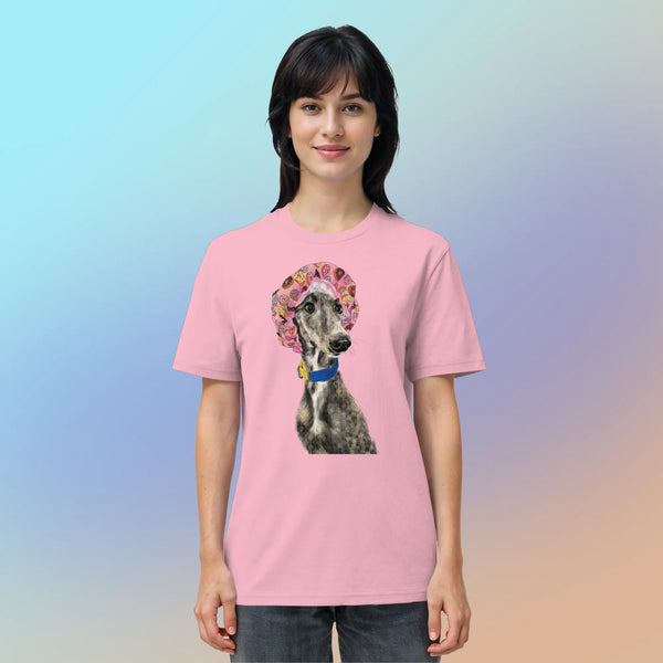 Junge hübsche Frau trägt die handgezeichnete Galgo Illustration Hope auf einem Bio-T-Shirt in Pink