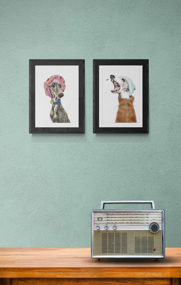 Giclée-Kunstdrucke Galgo Hope mit gestromter Galgodame in rosa Donut-Badehaube und Whippet Fokussiert mit hellblauer Beanie ein Leckerli fangend an einer Wohnwand über einer Anrichte mit Retro-Radio