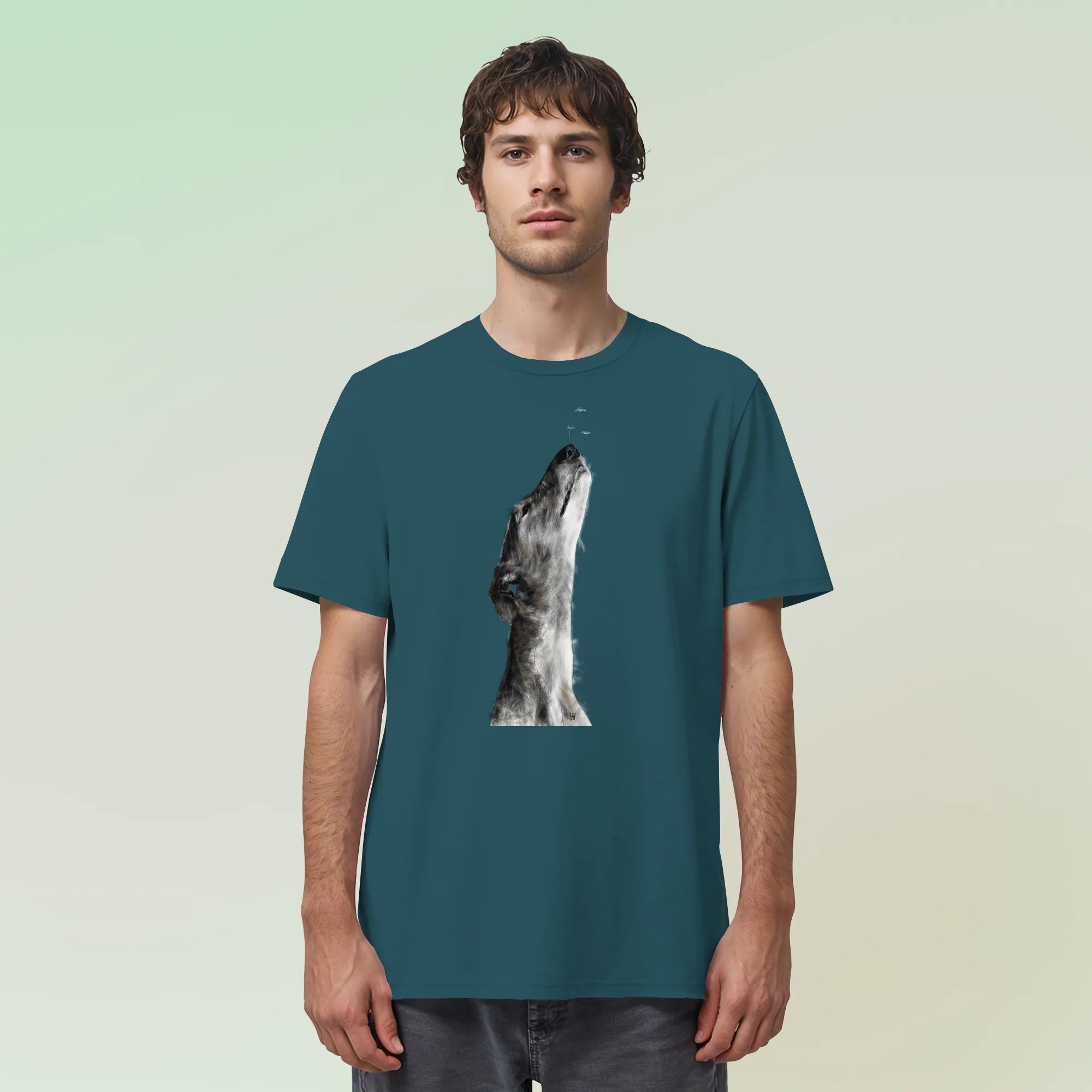 Junger Mann trägt die handgezeichnete Galgo Illustration Staunend auf einem Bio-T-Shirt in Petrol