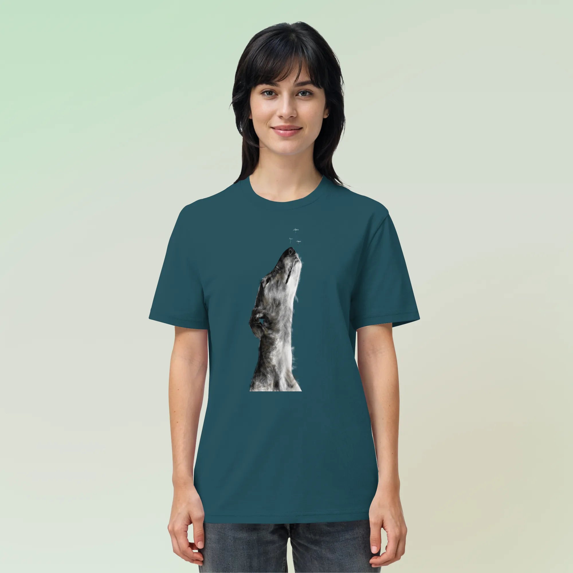 Junge hübsche Frau trägt die handgezeichnete Galgo Illustration Staunend auf einem Bio-T-Shirt in Petrol