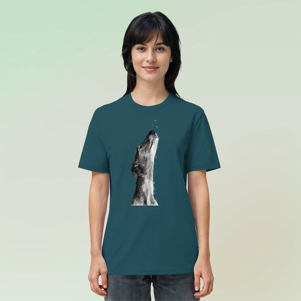 Junge hübsche Frau trägt die handgezeichnete Galgo Illustration Staunend auf einem Bio-T-Shirt in Petrol