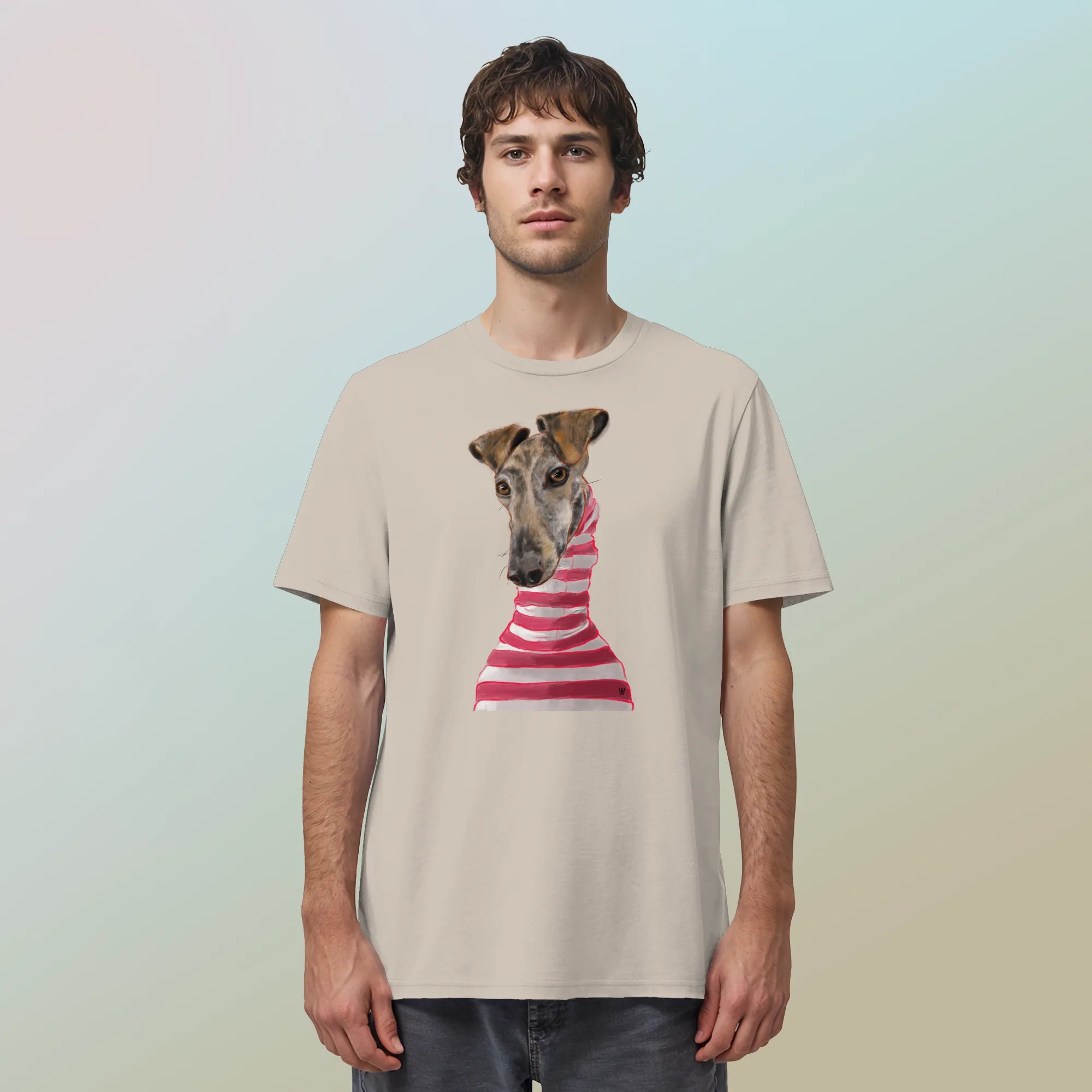 Ein männliches Model trägt die handgezeichnete Galgo-Illustration Stilvoll auf einem Bio-T-Shirt in Sandbeige