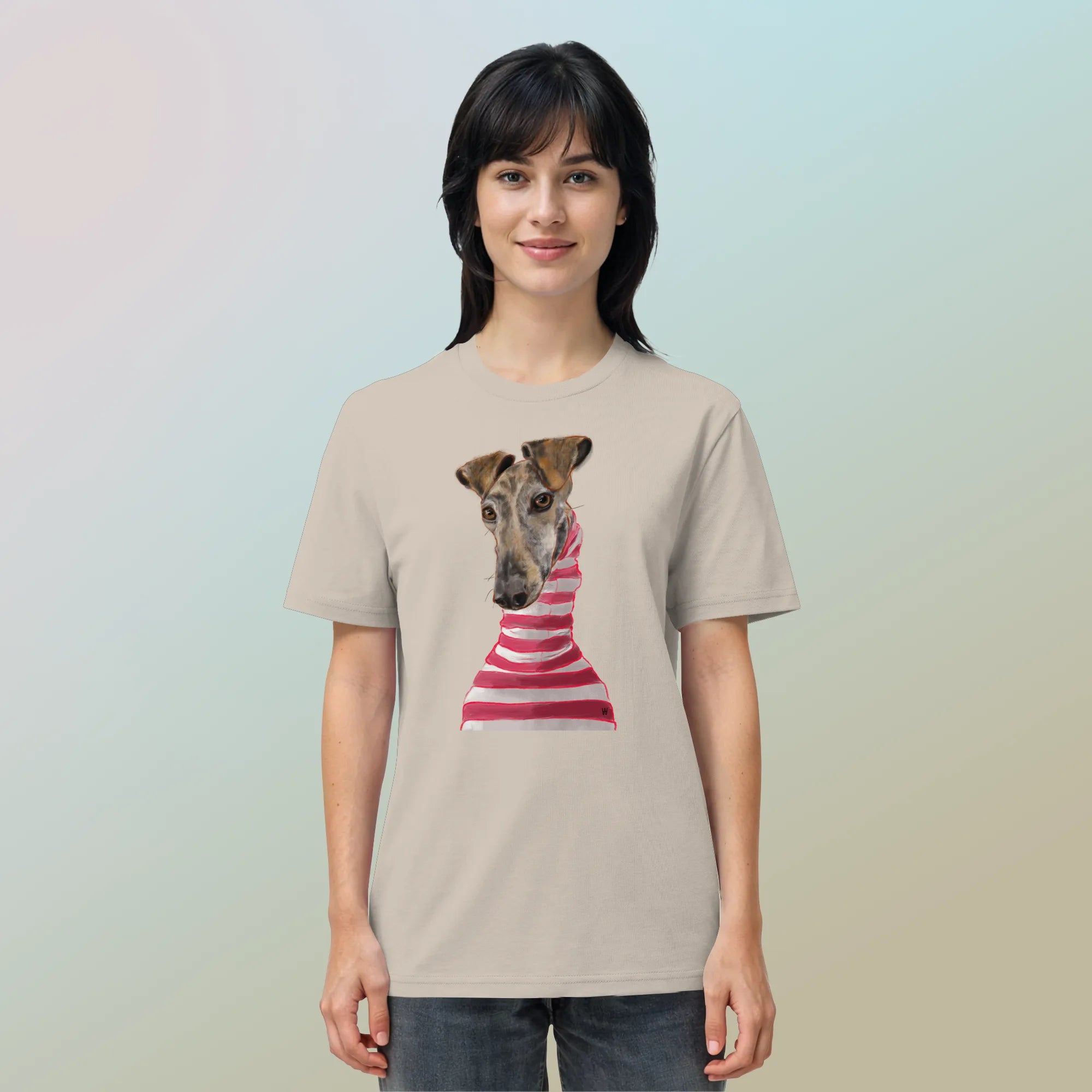 Junge hübsche Frau trägt die handgezeichnete Galgo-Illustration Stilvoll auf einem Bio-T-Shirt in Sandbeige