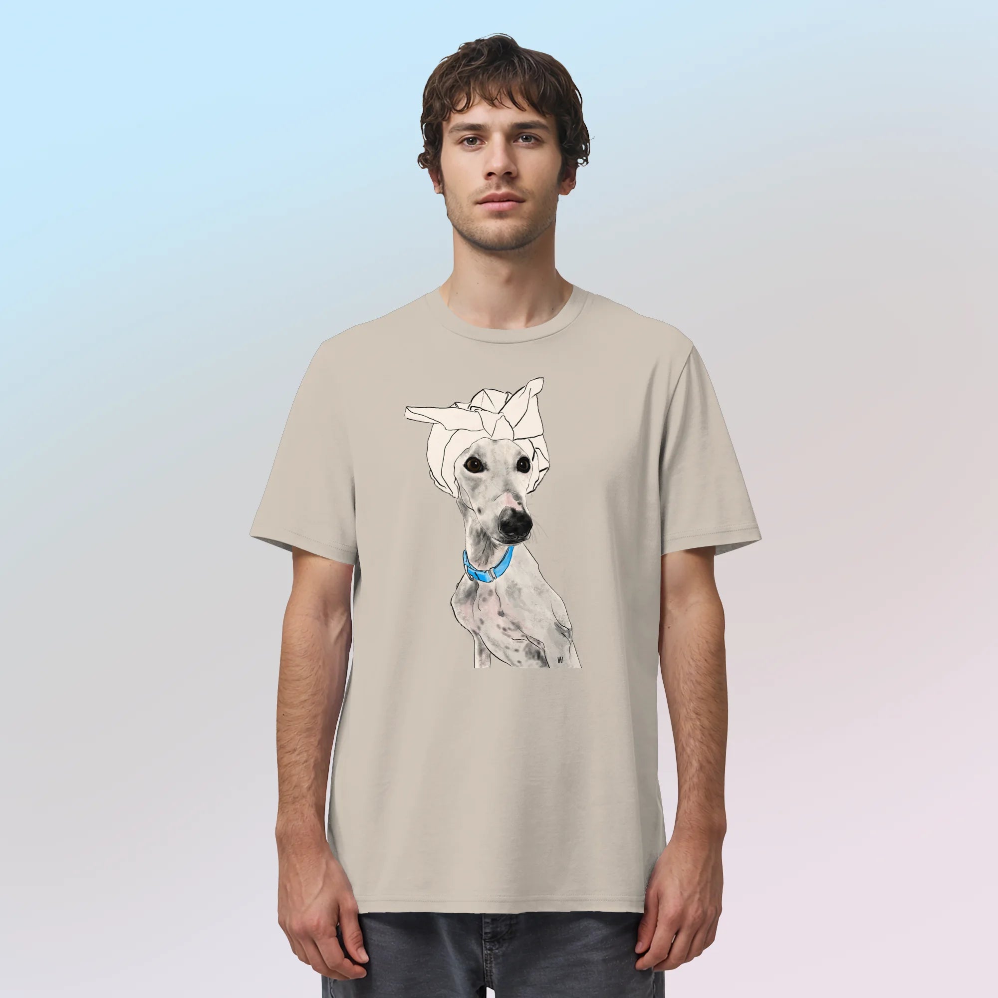 Ein männliches Model trägt das handgezeichnete Galgo-Motiv Zugewandt auf einem Bio-T-Shirt in Sandbeige