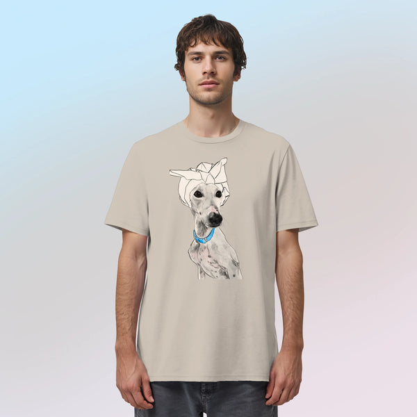 Ein männliches Model trägt das handgezeichnete Galgo-Motiv Zugewandt auf einem Bio-T-Shirt in Sandbeige