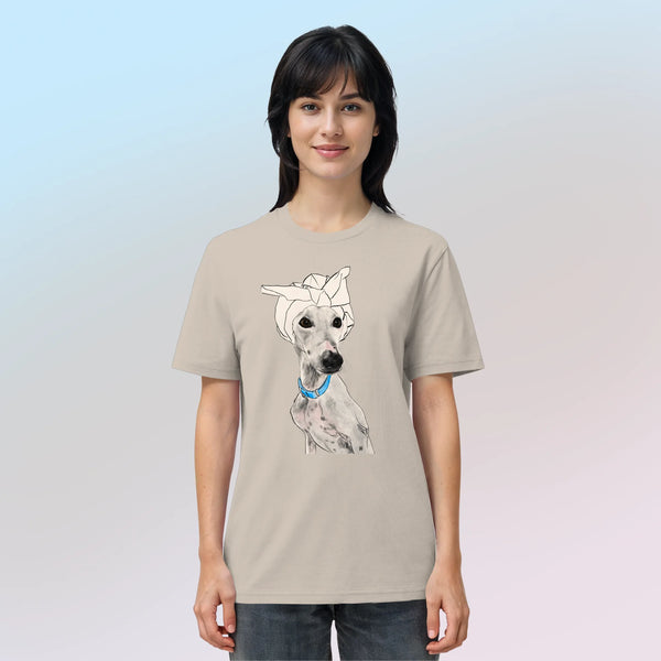 Ein weibliches Model trägt das handgezeichnete Galgo-Motiv Zugewandt auf einem Bio-T-Shirt in Sandbeige