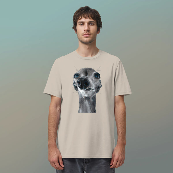 Ein männliches Model trägt die handgezeichnete Iggy-Illustration Freigeist auf einem Bio-T-Shirt in Sandbeige