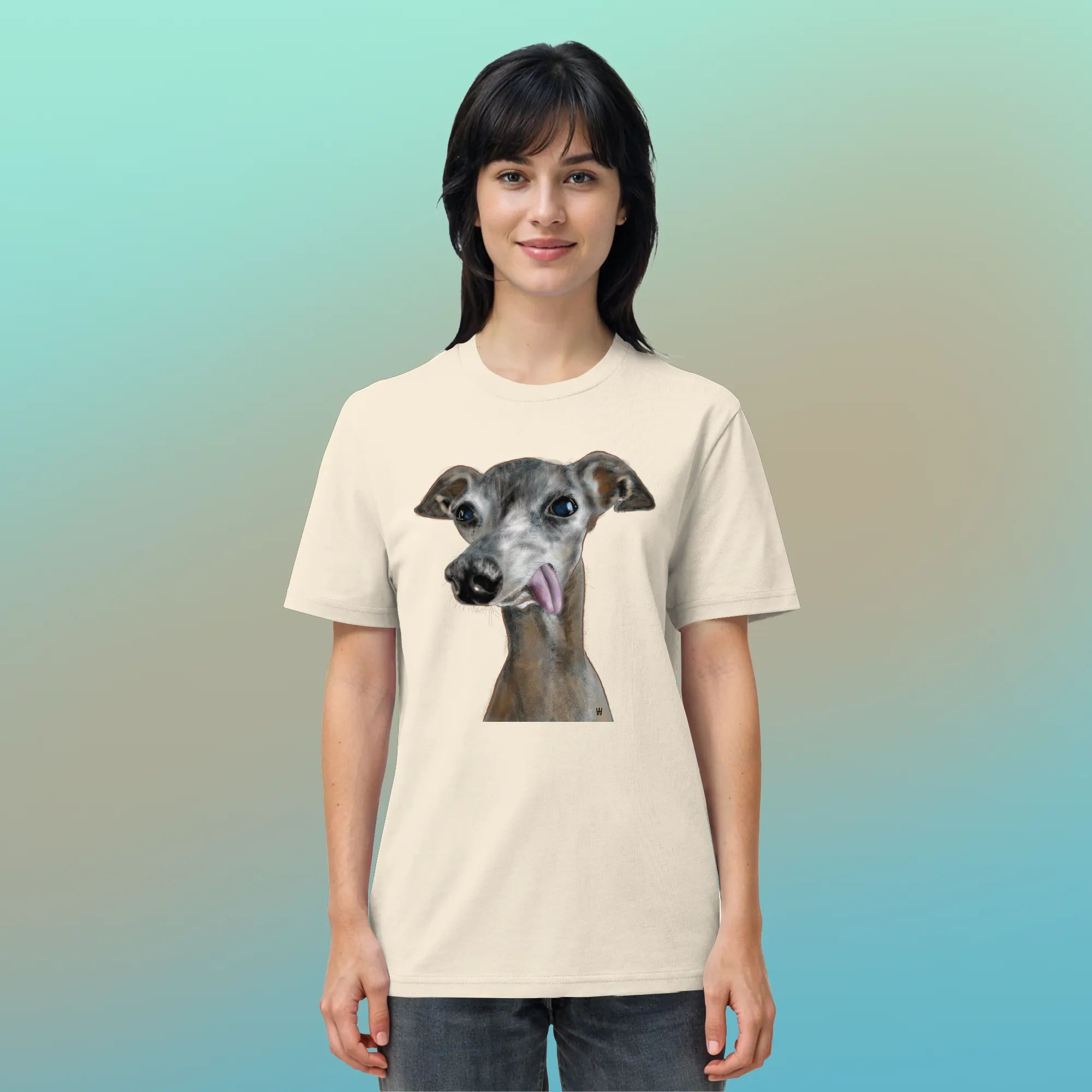 Eine hübsche Frau trägt die handgezeichnete Illustration des Italienischen Windspiels "Freigeist" auf einem cremweißen Bio-T-Shirt.