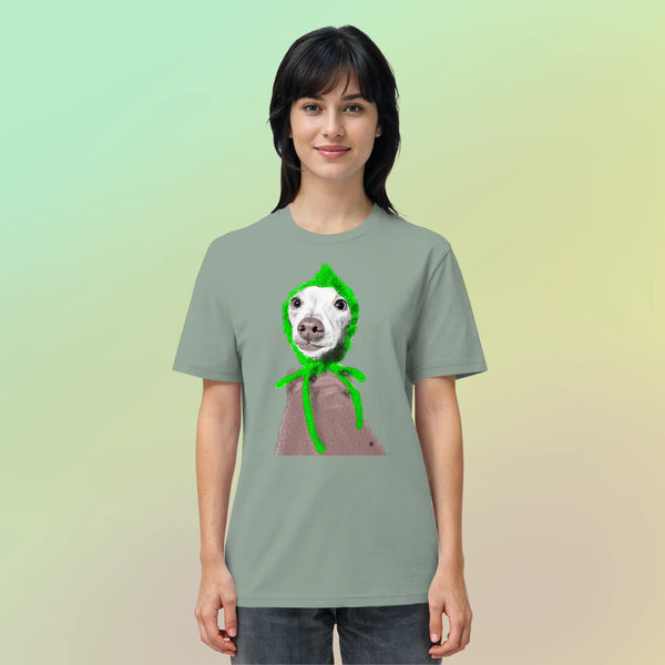 Junge, hübsche Frau trägt handgezeichnete Iggy-Illustration "Geduldig" auf einem salbeigrünen Bio-T-Shirt vor einem zarten Farbverlauf.