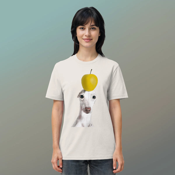 Ein weibliches Model trägt die handgezeichnete Iggy-Illustration Gelassen auf einem Bio-T-Shirt in Altweiß