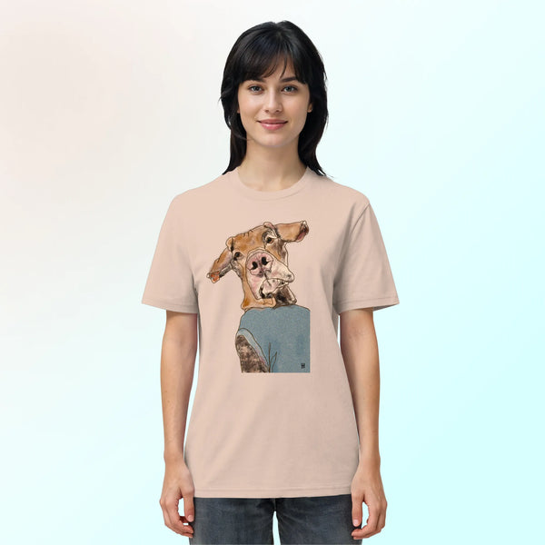 Ein weibliches Model trägt das handgezeichnete Magyar Vizsla-Motiv Sunny auf einem pfirsichfarbenen Bio-T-Shirt