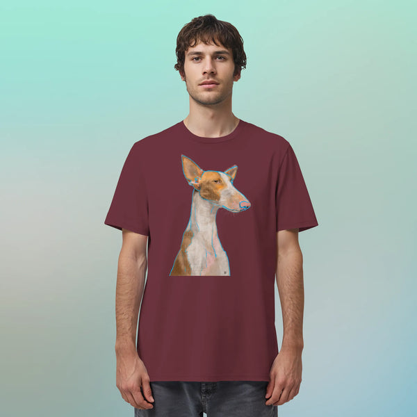 Ein  männliches Model trägt die handgezeichnete Podenco-Illustration "Bedächtig" auf einem weinroten Bio-T-Shirt.
