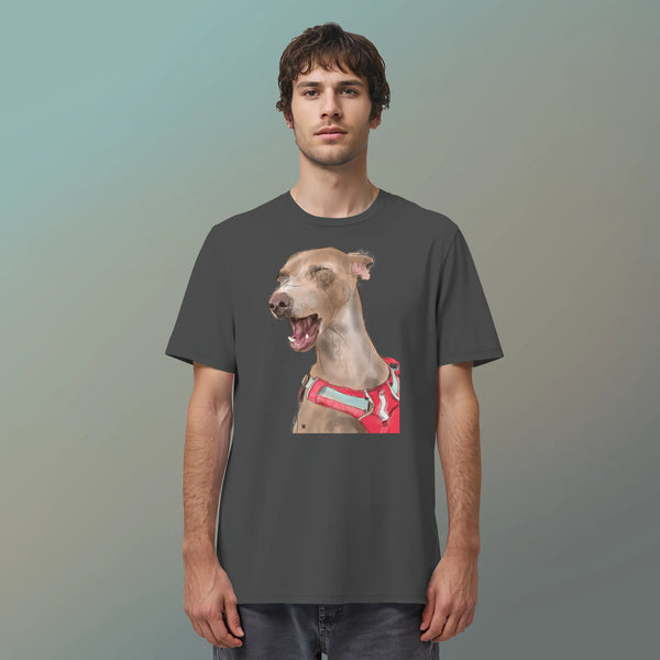 Männliches Model trägt die handgezeichnete Podenco-Illustration "Lebensfroh" auf einem Bio-T-Shirt in Anthrazit