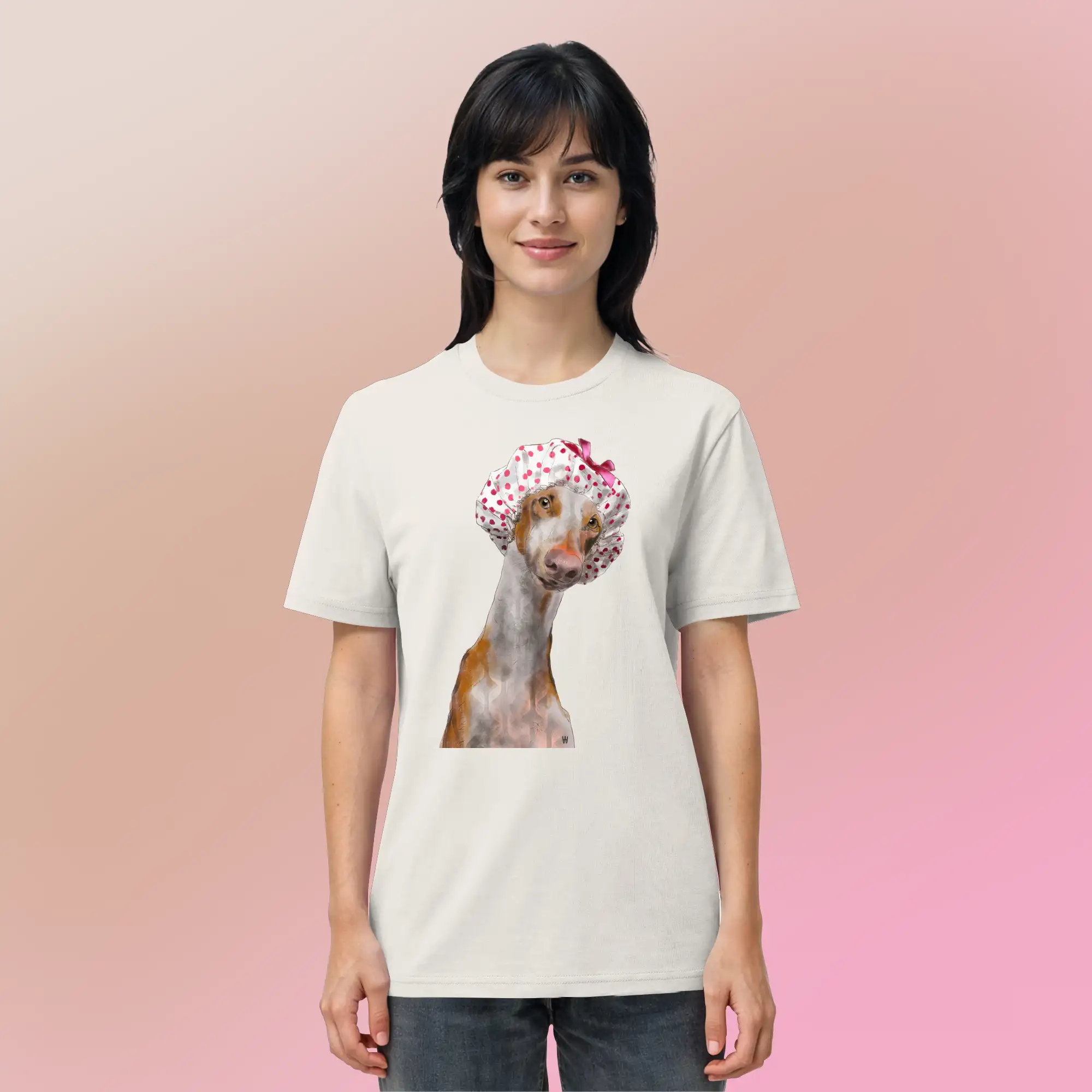 Ein weibliches Model trägt die handgezeichnete Podenco-Illustration "Sanft" auf einem Bio-T-Shirt in Off-white.