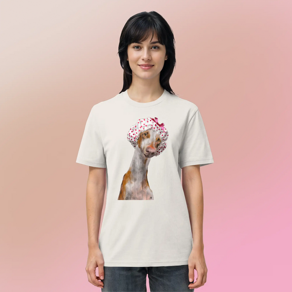 Ein weibliches Model trägt die handgezeichnete Podenco-Illustration "Sanft" auf einem Bio-T-Shirt in Off-white.