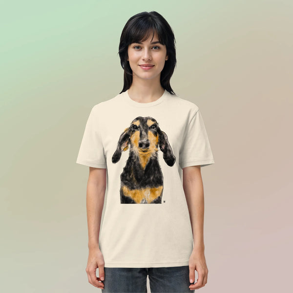 Hübsche Frau trägt die handgezeichnete Segugio Italiano-Illustration "Tenor" auf einem naturweißen Bio-T-Shirt.