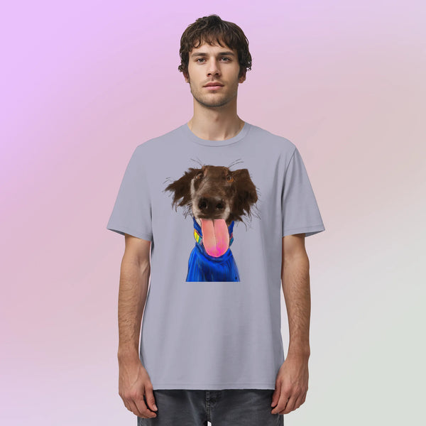 Ein männliches Model trägt die handgezeichnete Silken-Windsprite-Illustration Crazy auf einem lavendelfarbenem Bio-T-Shirt