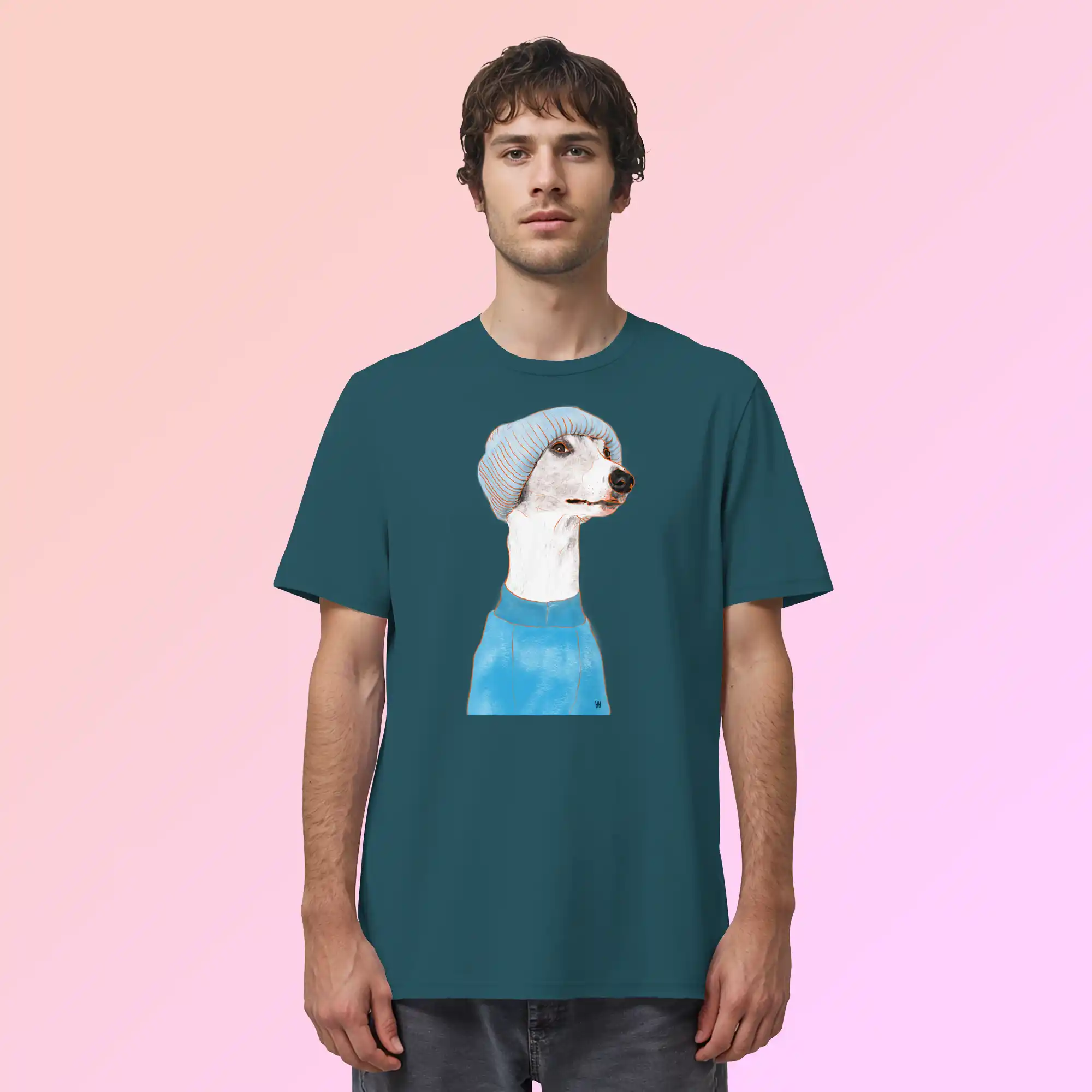 Ein männliches Model trägt das handgezeichnete Whippet-Motiv "Cool" auf einem petrolfarbenen Bio-T-Shirt.