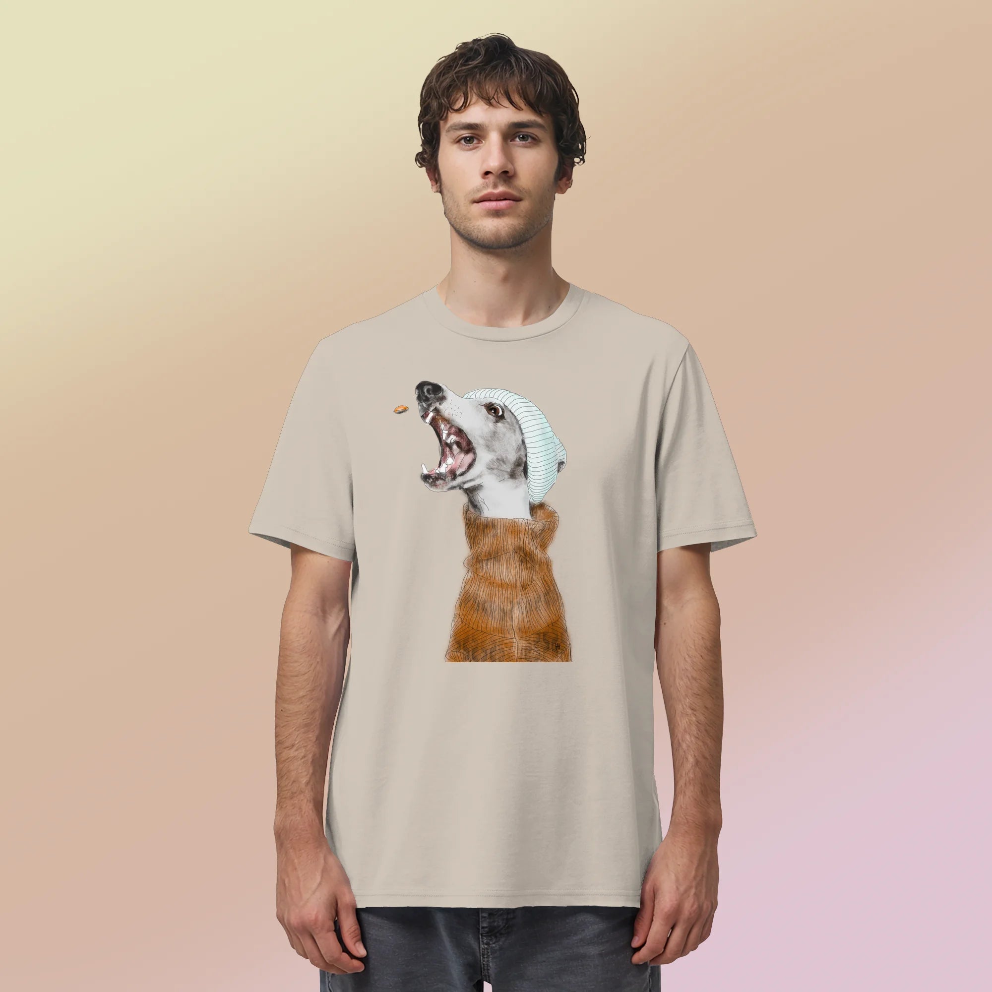 Ein männliches Model trägt die handgezeichnete Whippet-Illustration Fokussiert auf einem Bio-T-Shirt in Sandbeige