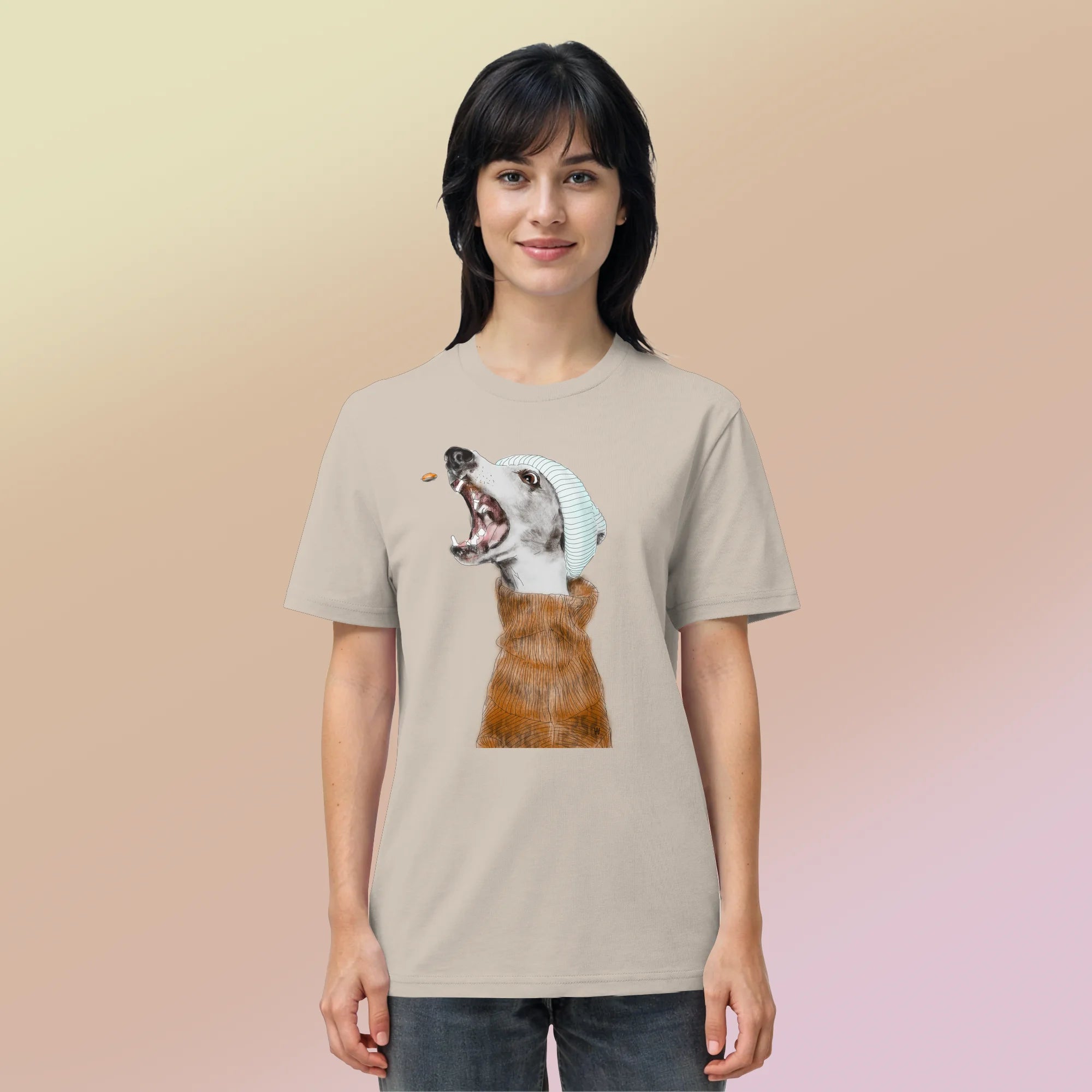 Ein weibliches Model trägt die handgezeichnete Whippet-Illustration Fokussiert auf einem Bio-T-Shirt in Sandbeige