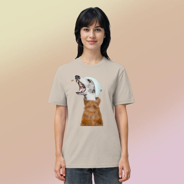 Ein weibliches Model trägt die handgezeichnete Whippet-Illustration Fokussiert auf einem Bio-T-Shirt in Sandbeige