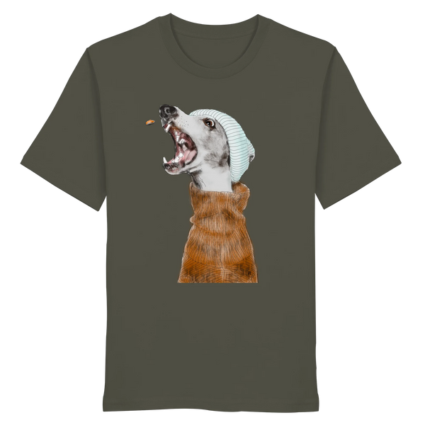 Ein männliches Model trägt die handgezeichnete Whippet-Illustration Fokussiert auf einem Bio-T-Shirt in Khaki