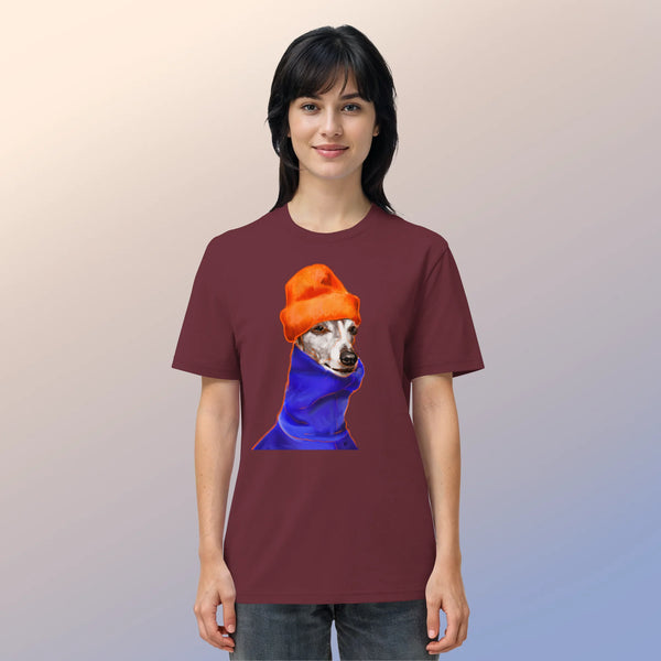 Ein weibliches Model trägt das handgezeichnete Whippet-Motiv Souverän auf einem Bio-T-Shirt in Weinrot